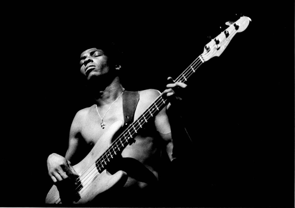 Mac McKenzie playing his famous bass guitar, sensing the rhythm. By Paul Weinberg.